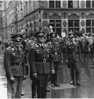 Air General Friedrich Christiansen (third from the left) accompanied high ranking German officers. By Fotodienst NSB [CC0]