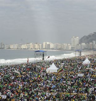 Crowds in Copacabana for the 2013 Holy Mass for WYD in Rio de Janeiro. Wikimedia Commons