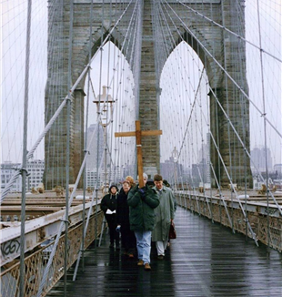 The first Way of the Cross across the Brooklyn Bridge. Photo by Riro Maniscalco