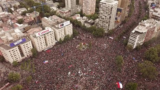 One million Chileans in Piazza Santiago on Friday 25 October