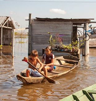 Stilt houses on the Amazon river (photo: Cesare Simioni)