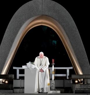 Pope Francis in prayer at Hiroshima