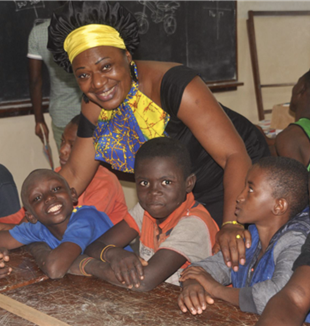 Mireille and the young people of the Edimar Center (Photo: Avsi)