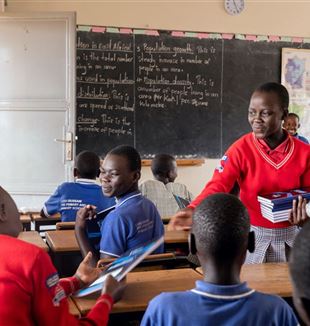 Life at school for children who are beneficiaries of distance support in Uganda (Photo: Emmanuel Museruka/Avsi)