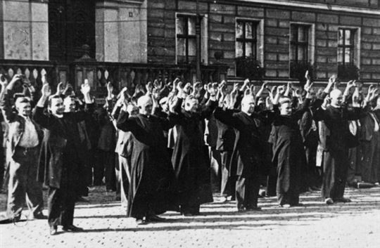 Catholic priests and civilians in Bydgoszcz, 1939. Via Wikimedia Commons