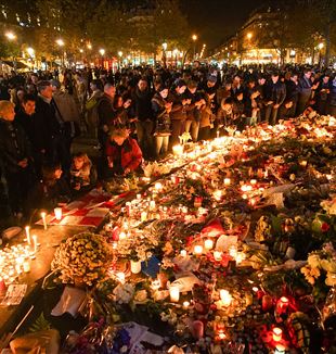 Civil service in remembrance of November 2015 Paris attacks victims. Photo by Mstyslav Chernov via Wikimedia Commons
