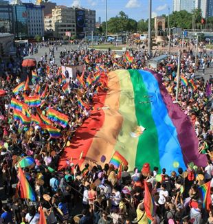 Gay pride parade. Photo by Jordy91 via Wikimedia Commons