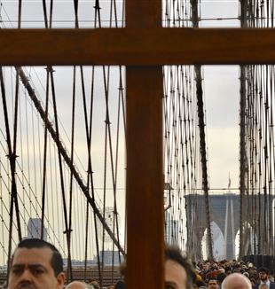 The Way of the Cross over the Brooklyn Bridge. Photo by Giulietta Riboldi