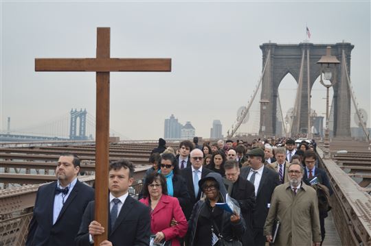 The Way of the Cross over the Brooklyn Bridge. Photo by Giulietta Riboldi