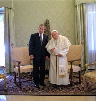 Pope John Paul II and President George Bush in 2001. Wikimedia Commons