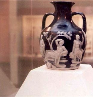 A Grecian urn. Photo by Paul Curto via Flickr. 