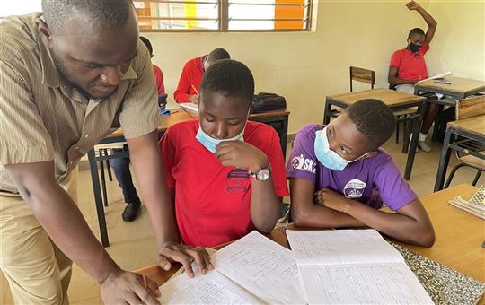 A lesson at the Luigi Giussani High School in Kampala, Uganda (Photo: Avsi)
