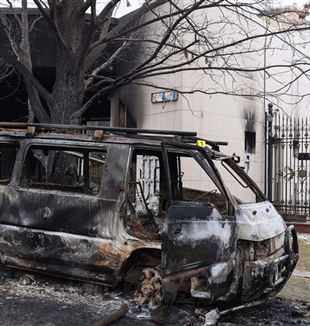 A burnt car in front of the residence of the Kazakh President (Photo: Valery Sharifulin//Sipa USA/Mondadori Portfolio)