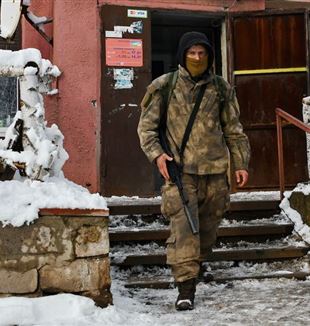  A Ukrainian soldier on the border with the Donetsk People's Republic (Photo: Andriy Andriyenko / SIPA-USA / Mondadori Portfolio)