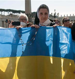 Ukrainian faithful in St. Peter's Square (Photo: Catholic Press Photo)