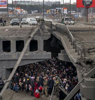 Irpin, March 5, 2022. Residents of the Ukrainian town under the collapsed bridge waiting to be evacuated (©Emilio Morenatti/AP/La Presse)