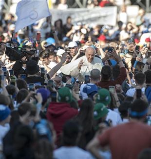 Pope Francis withy young people, April 18, 2022 (©Massimiliano Migliorato/Catholic Press Photo)