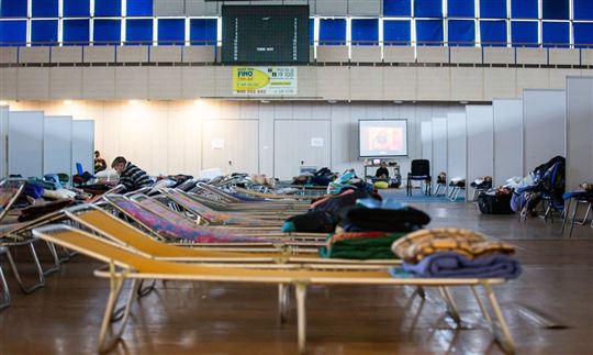 The Chelm sports center on the Polish border, where Ukrainian refugees are housed (© Gabriel Piętka)