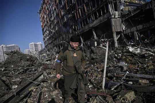 A chaplain in Kiev (©Aris Messinis/AFP/Getty Images)