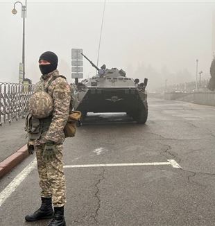 Kazakh security forces in front of Almaty City Hall in early January (©Ansa/Xinhua.org