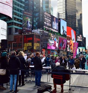 The gesture for peace in Times Square (Photo: Giuly Riboldi)