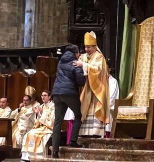 Davide Prosperi greets Monsignor Delpini (Photo: Pino Franchino/Fraternity CL)