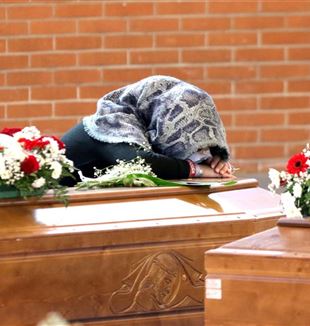 A woman weeps over the coffin of a victim of the Crotone shipwreck (Photo: Ansa)