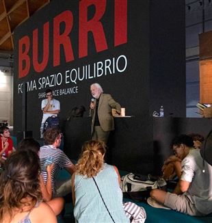 Rimini, Bruno Corà speaks at the exhibition dedicated to Alberto Burri (Archivio Meeting)