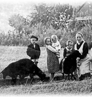 Wiktoria Niemczak Ulma with her children