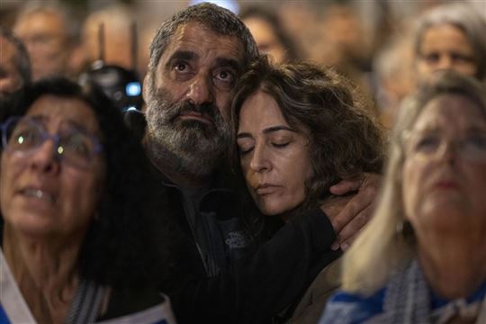Jerusalem, 7 November 2023. Israelis wait for news on Hamas hostages (Photo Bernat Armangue/AP/LaPresse)