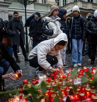 People in Prague pay their respects to the victims at the scene of the massacre (Photo Ansa/Epa/Martin Divisek)