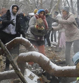 Kyiv, 3 January 2024. Volunteers remove rubble after a bombing (Photo: ANSA)