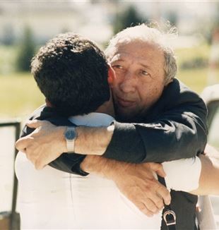 The embrace between Father Giussani and Jesús Carrascosa during the CL international holiday in Corvara in 1985 (© Federico Brunetti)
