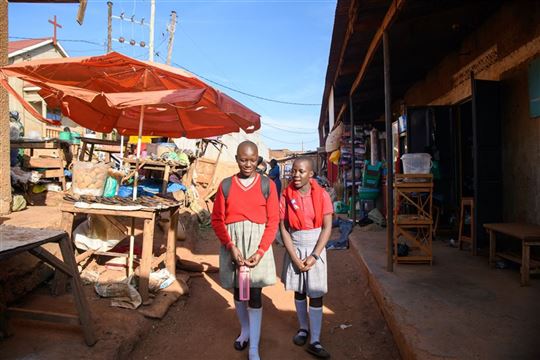 Two Luigi Giussani girls among the slum streets in Kampala (Photo: Emmanuel Museruka/Avsi)