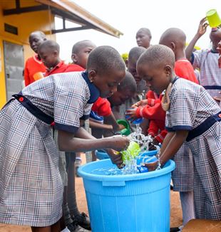 Life at school for children who are beneficiaries of distance support in Uganda (Photo: Emmanuel Museruka/Avsi)