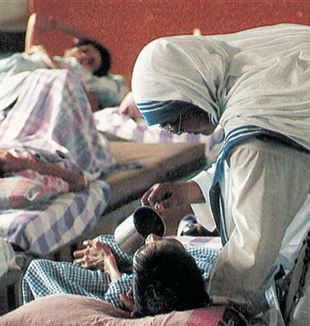 Mother Teresa of Calcutta's Missionary Sisters of Charity as they assist a sick person in a field hospital (Ansa-Sfor)