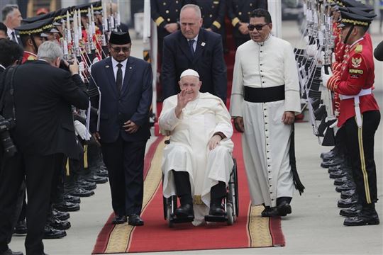 Pope Francis' arrival in Jakarta, Indonesia (Photo: Ansa/Epa/Bagus Indahono)