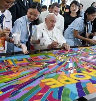 The Pope with young people in Singapore (Photo: Vatican Media/ABACAPRESS.COM)