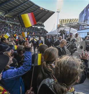 The meeting in the Brussels stadium with the Catholic community (Photo: Ansa/Ciro Fusco)